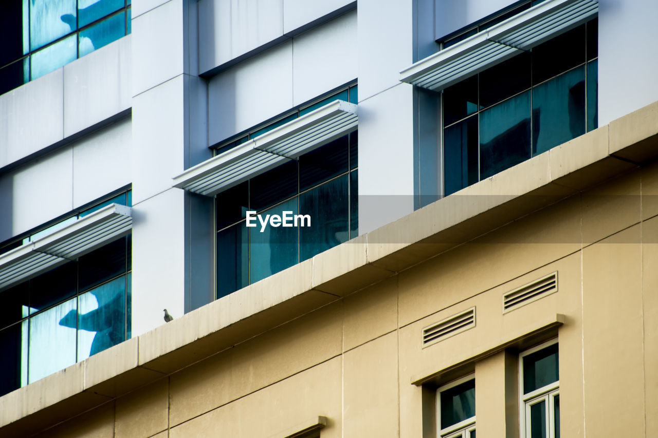 FULL FRAME SHOT OF MODERN BUILDING