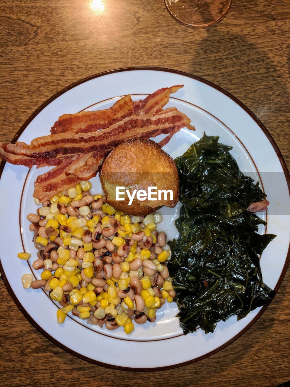 HIGH ANGLE VIEW OF VEGETABLES ON TABLE