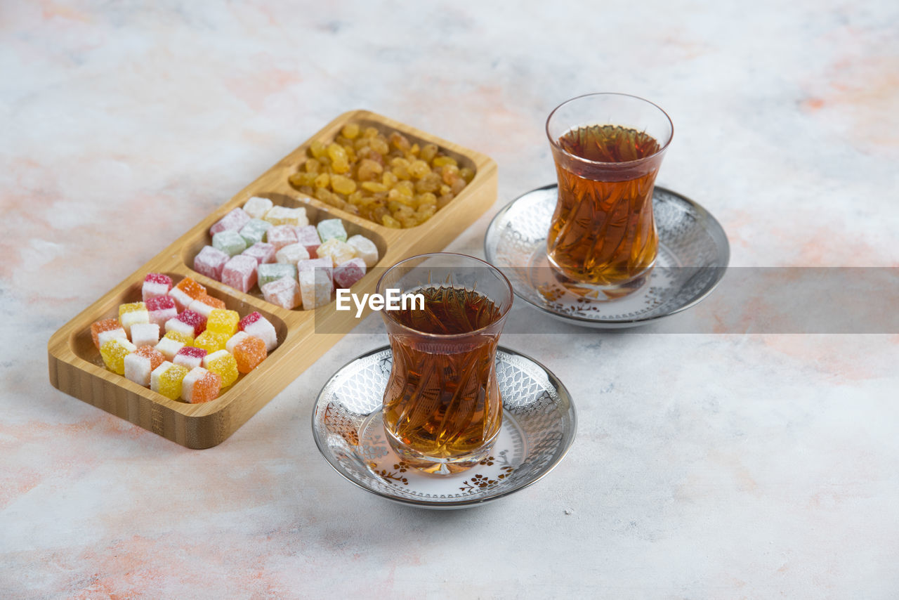 HIGH ANGLE VIEW OF COFFEE AND GLASS ON TABLE