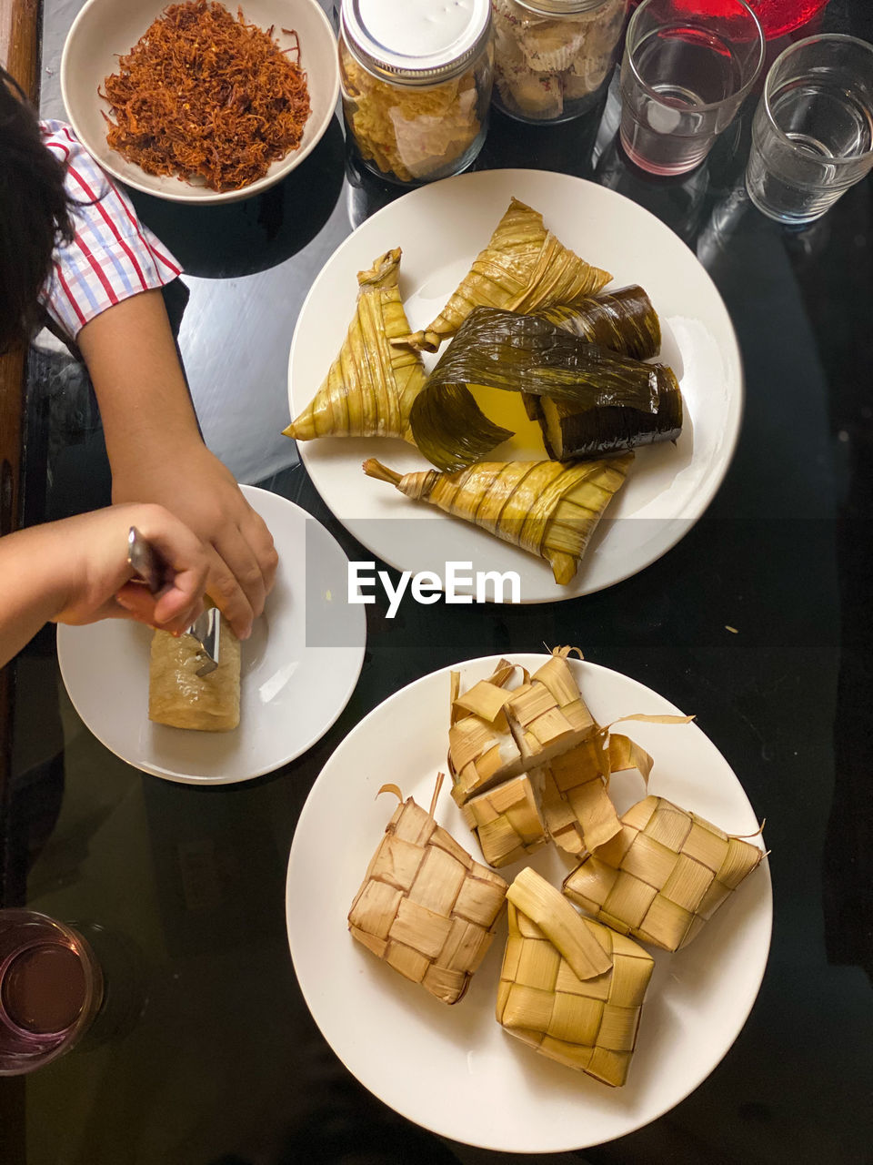 HIGH ANGLE VIEW OF HAND HOLDING DRINK IN PLATE