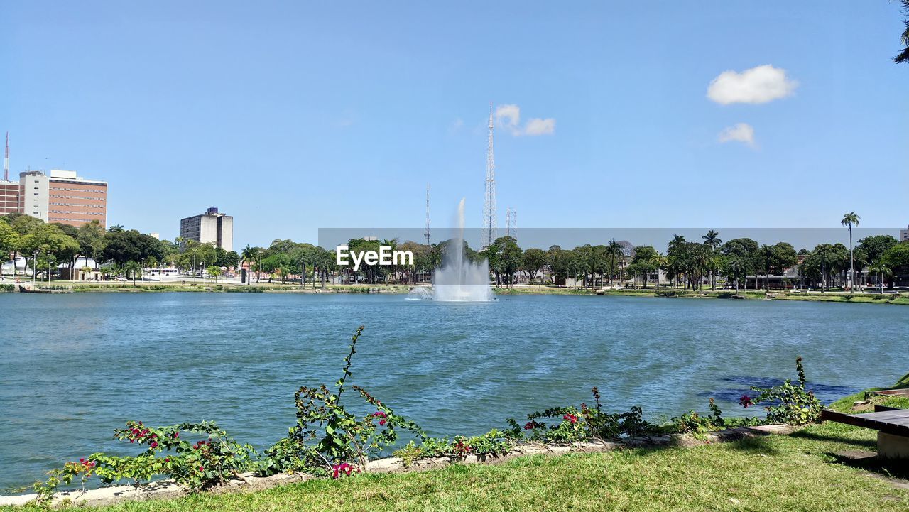 VIEW OF FOUNTAIN IN FRONT OF PARK IN CITY