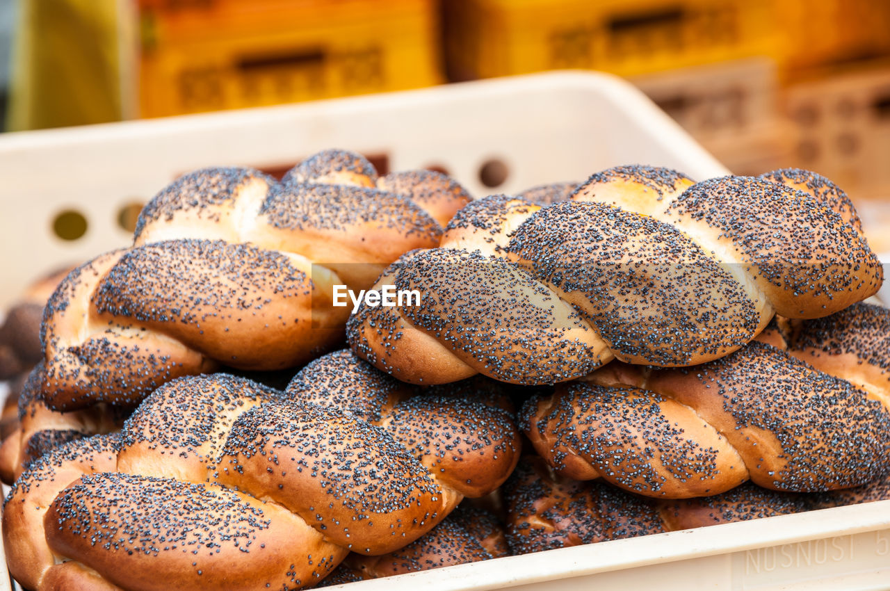 CLOSE-UP OF BREAD IN PLATE