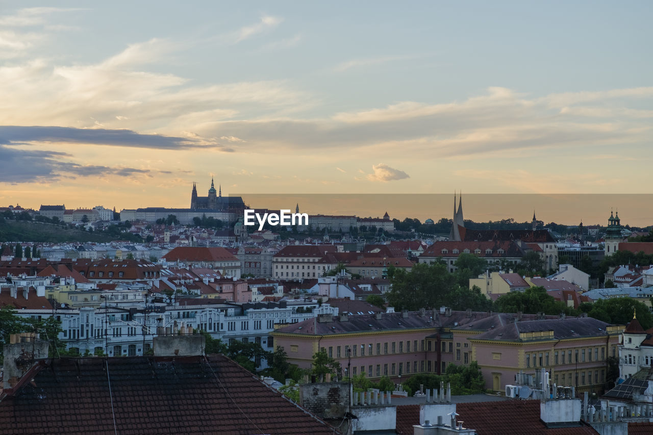 HIGH ANGLE VIEW OF TOWNSCAPE AGAINST SKY