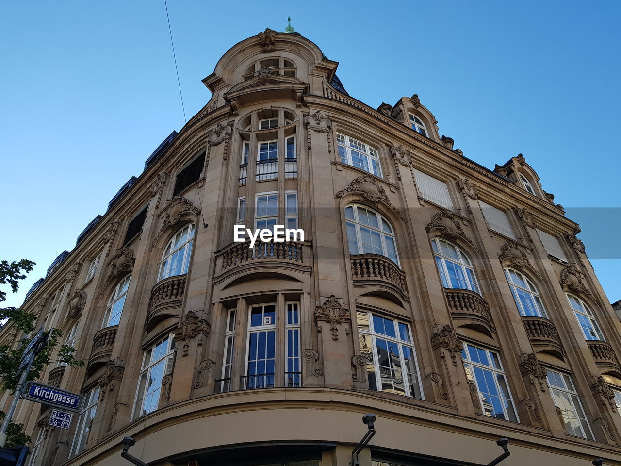 LOW ANGLE VIEW OF HISTORICAL BUILDING AGAINST SKY