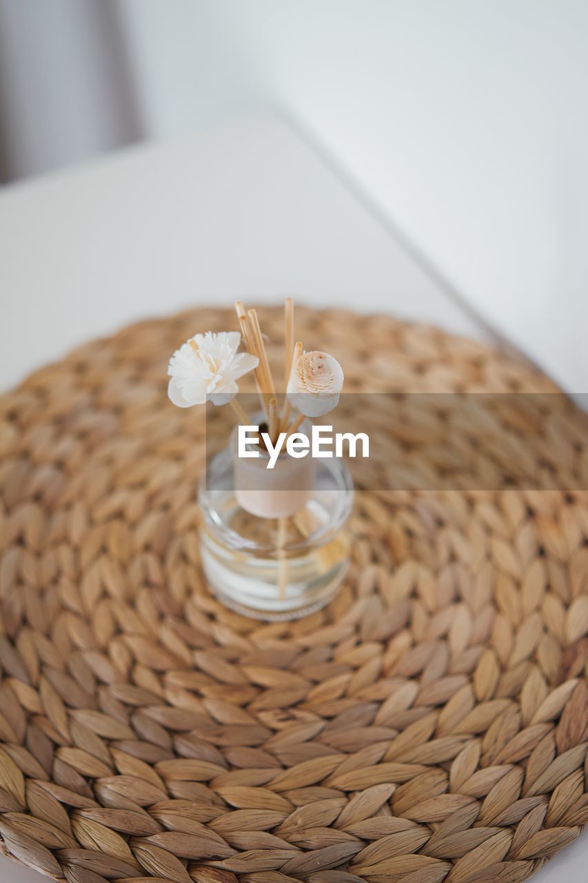 HIGH ANGLE VIEW OF COFFEE ON TABLE