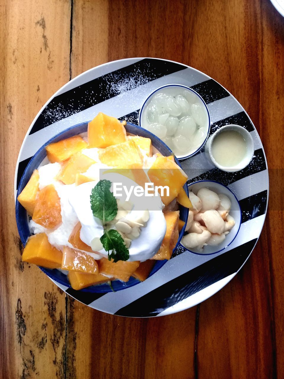 HIGH ANGLE VIEW OF FOOD SERVED IN PLATE ON TABLE