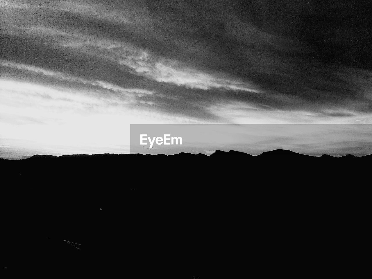 SCENIC VIEW OF SILHOUETTE MOUNTAIN AGAINST SKY AT NIGHT