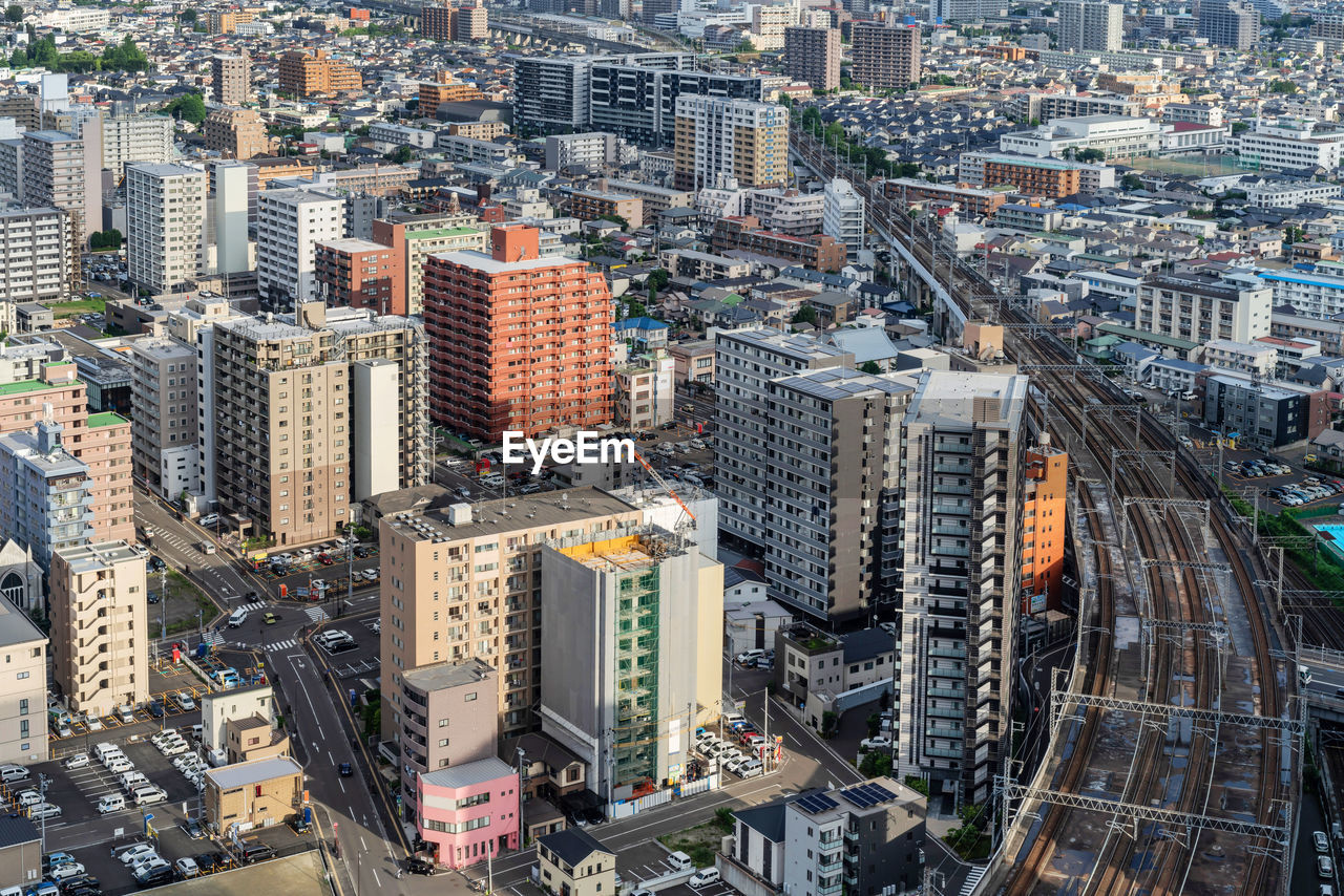 HIGH ANGLE VIEW OF MODERN BUILDINGS IN CITY AT NIGHT