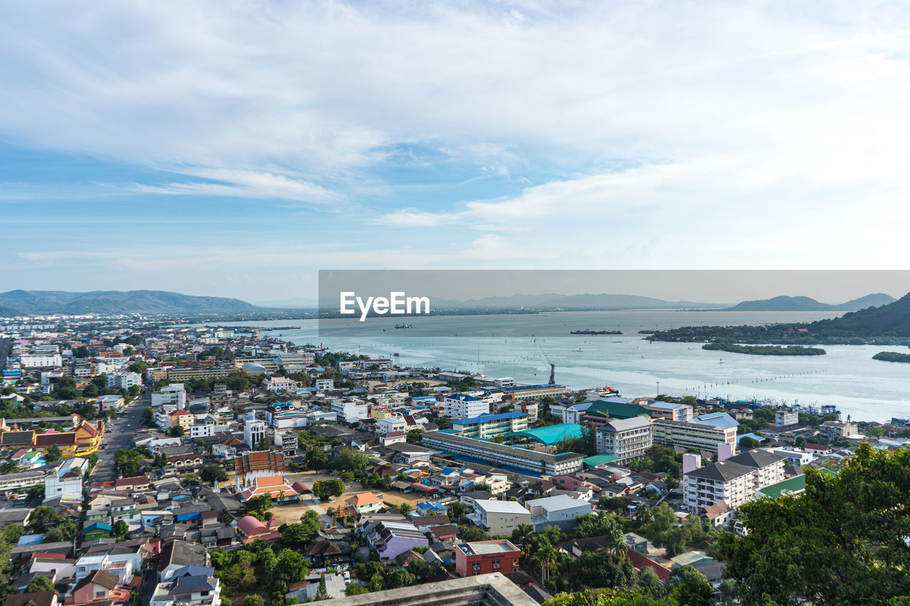 HIGH ANGLE VIEW OF TOWNSCAPE BY SEA