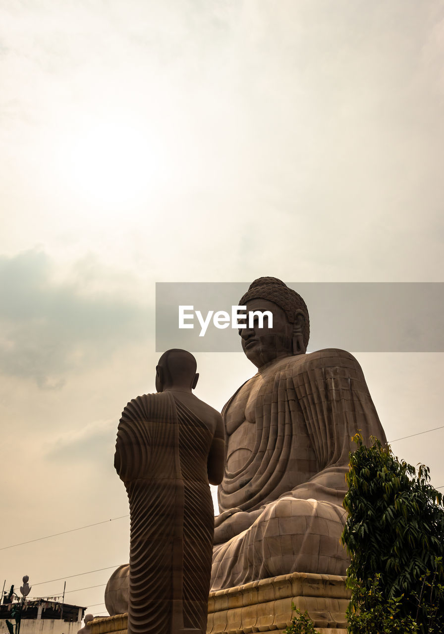 LOW ANGLE VIEW OF STATUE AGAINST SKY DURING SUNSET