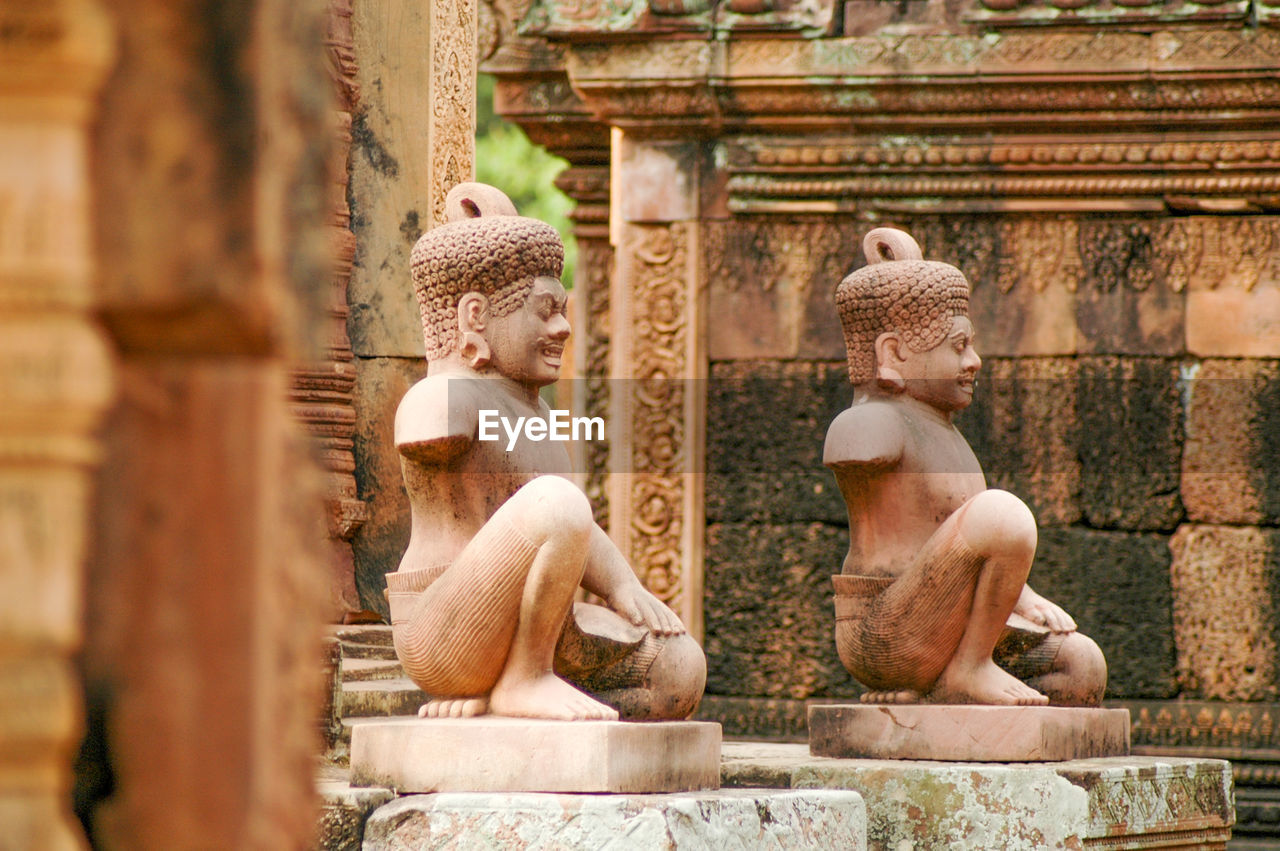 STATUE OF STATUES OUTSIDE TEMPLE