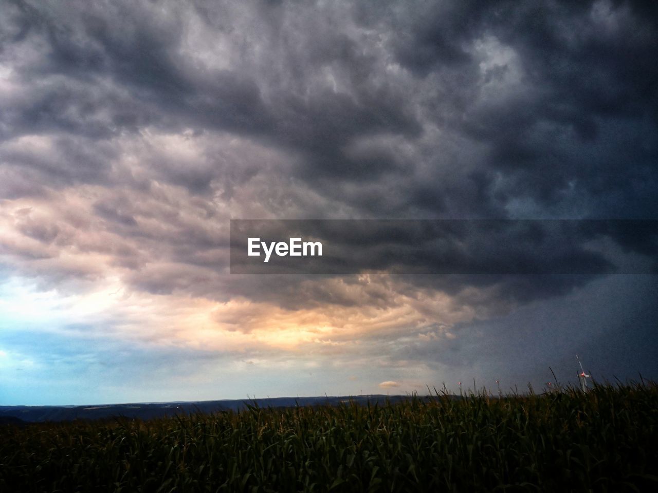 SCENIC VIEW OF FIELD AGAINST SKY DURING SUNSET