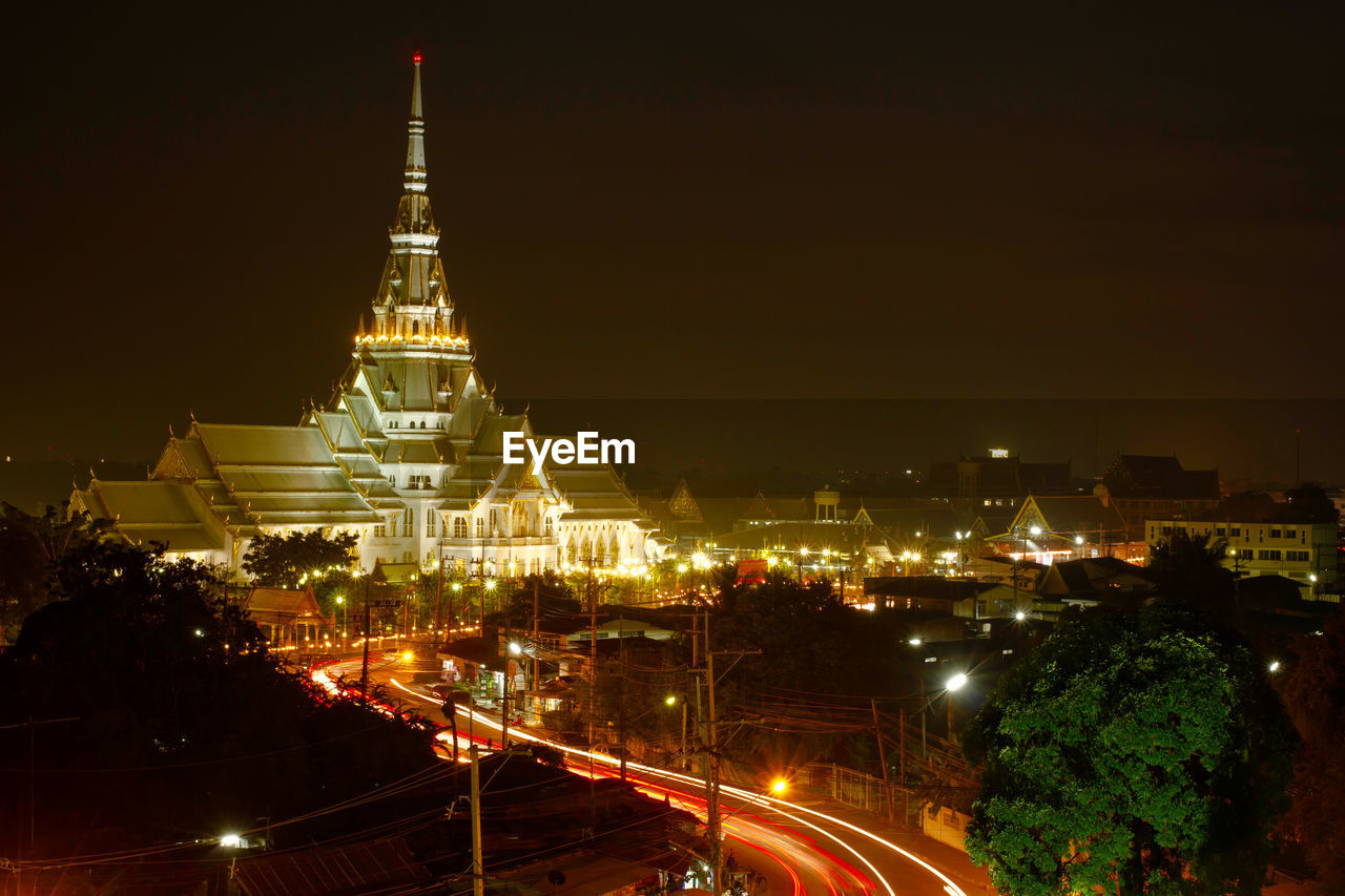 ILLUMINATED CITY BUILDINGS AGAINST SKY AT NIGHT