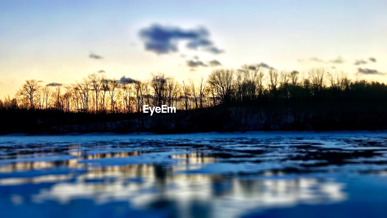 SCENIC VIEW OF FROZEN RIVER AGAINST SKY