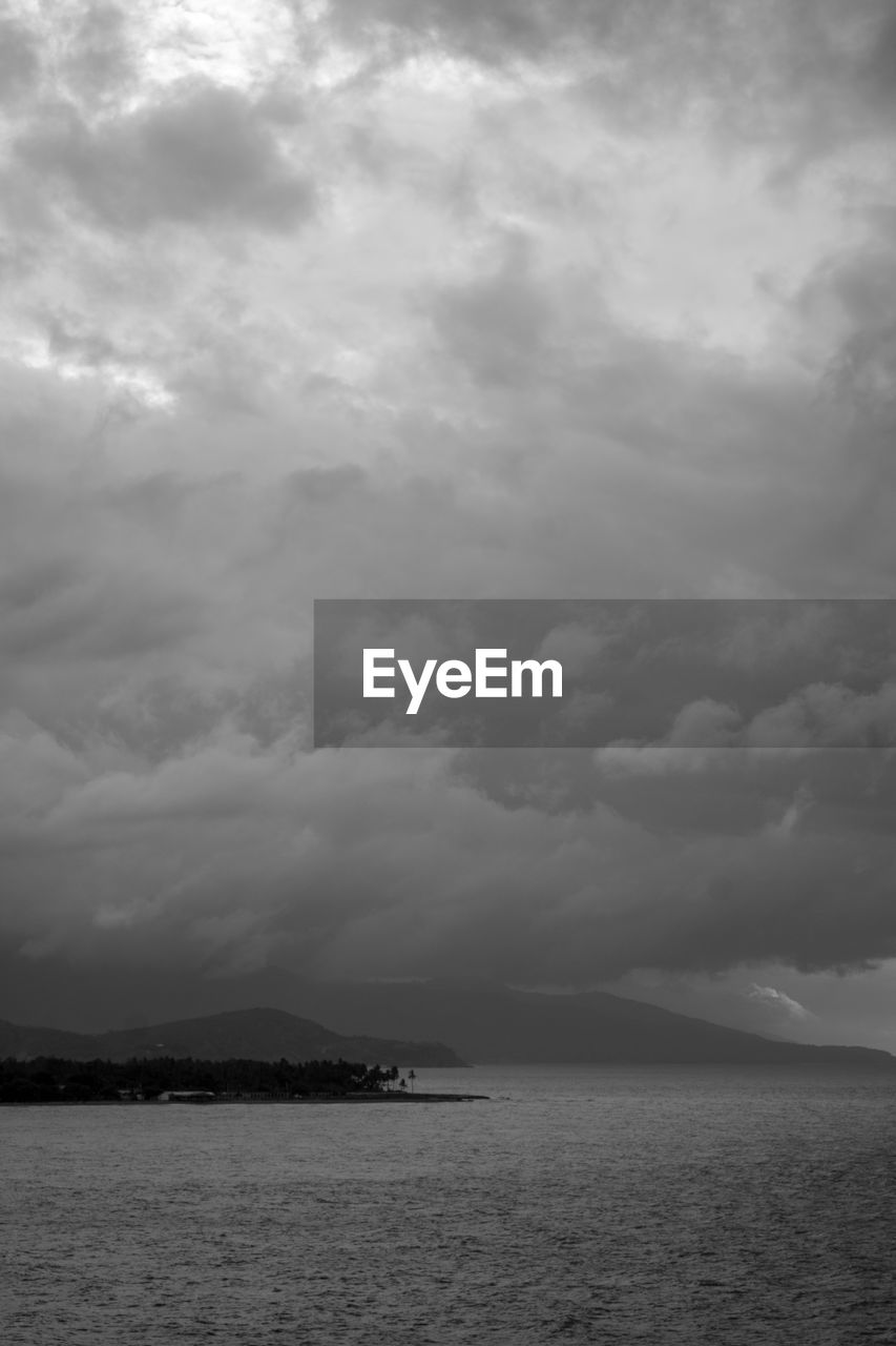 SCENIC VIEW OF SEA AGAINST SKY DURING SUNRISE