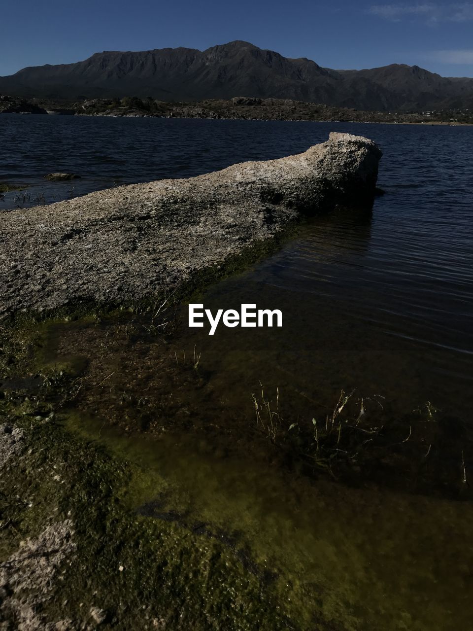 SCENIC VIEW OF SEA BY MOUNTAINS AGAINST SKY