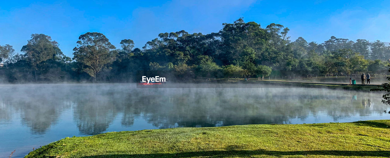 SCENIC VIEW OF LAKE AGAINST SKY DURING AUTUMN