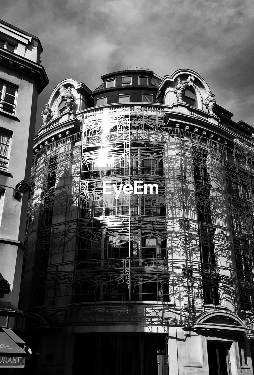 LOW ANGLE VIEW OF BUILDINGS AGAINST SKY