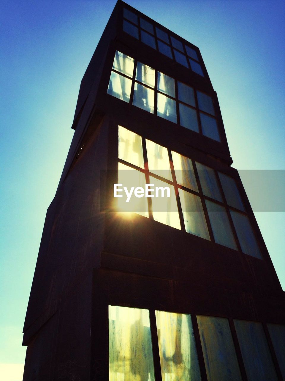 LOW ANGLE VIEW OF MODERN OFFICE BUILDING