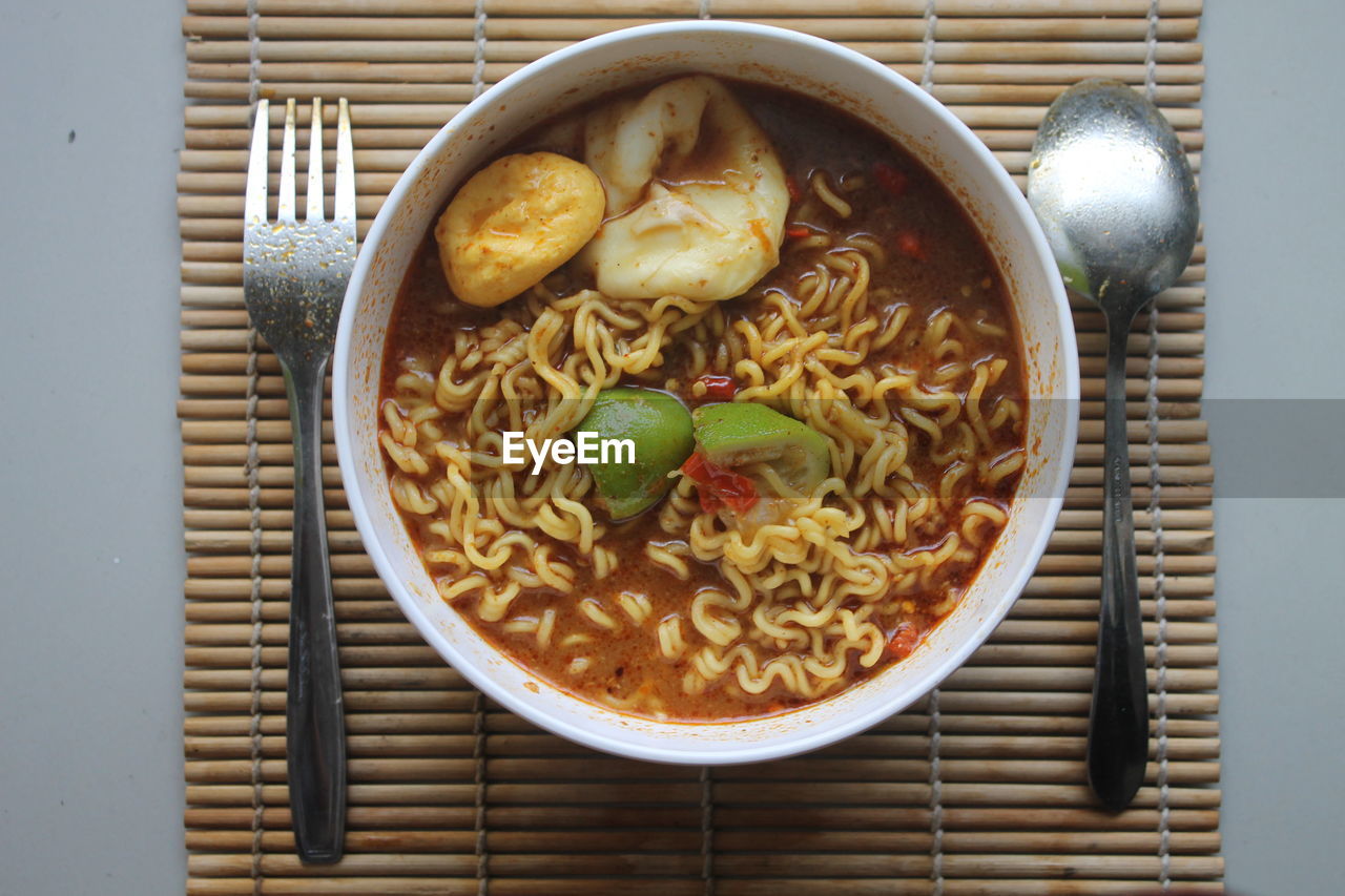 HIGH ANGLE VIEW OF FOOD IN CONTAINER