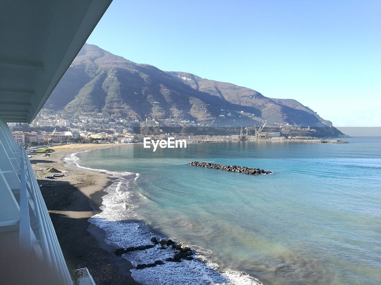 SCENIC VIEW OF SEA BY MOUNTAIN AGAINST SKY