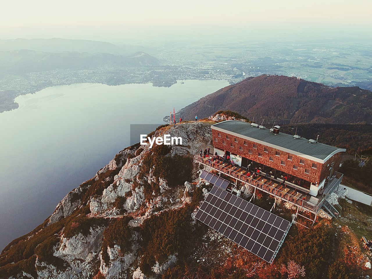 HIGH ANGLE VIEW OF BUILDINGS BY MOUNTAINS AGAINST SKY