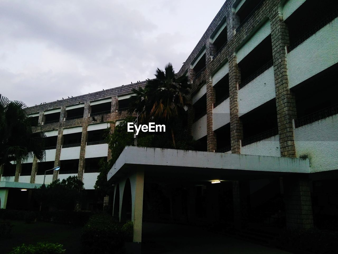 LOW ANGLE VIEW OF BUILDINGS AGAINST SKY