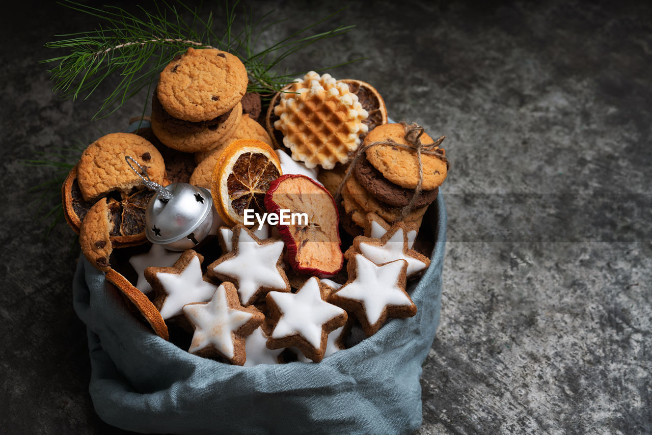 HIGH ANGLE VIEW OF CHOCOLATE COOKIES IN CONTAINER