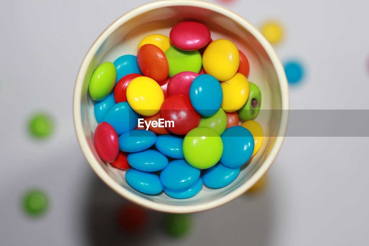 HIGH ANGLE VIEW OF CANDIES IN BOWL