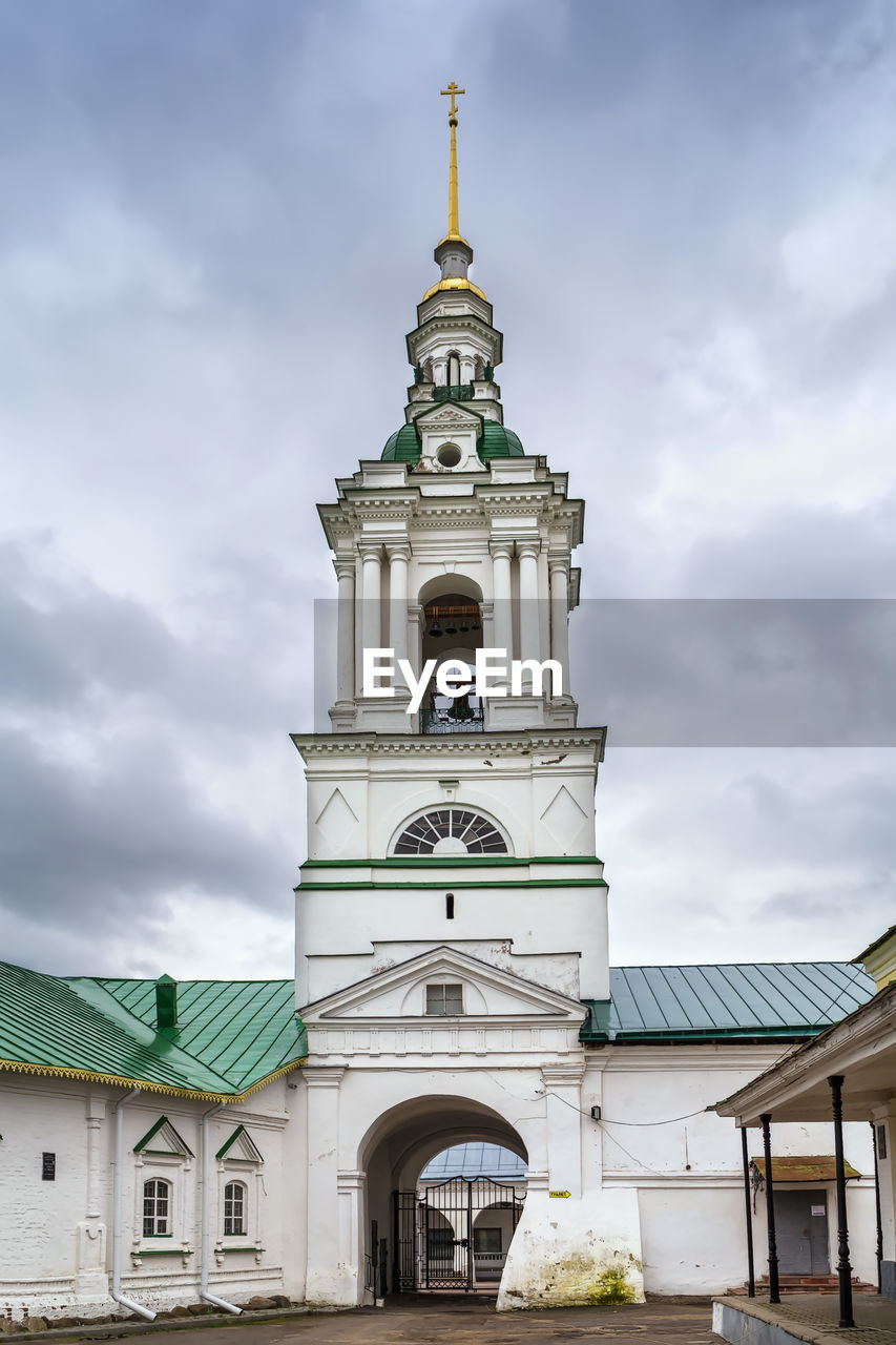 Bell tower of church of the savior in ryady in kostroma city center, russia