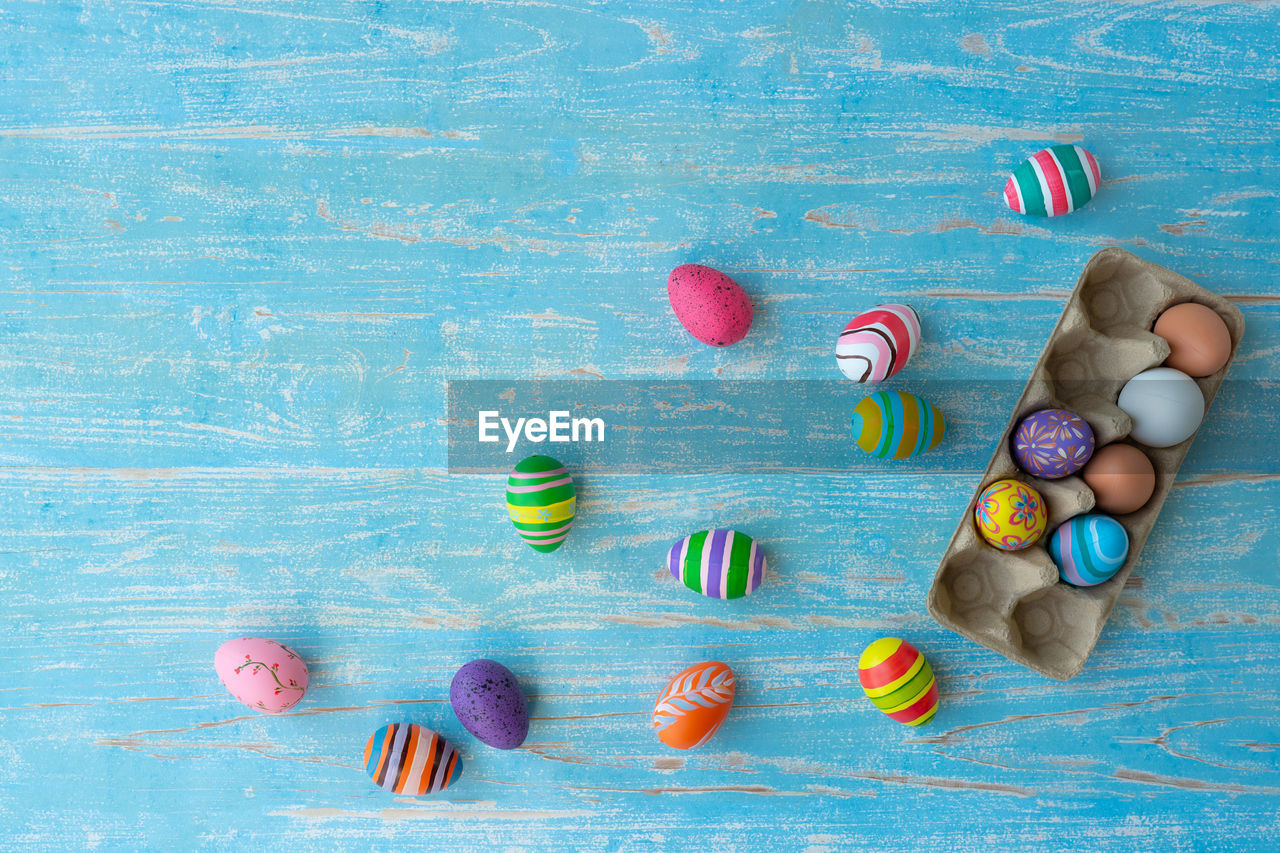 HIGH ANGLE VIEW OF COLORFUL CANDIES ON TABLE