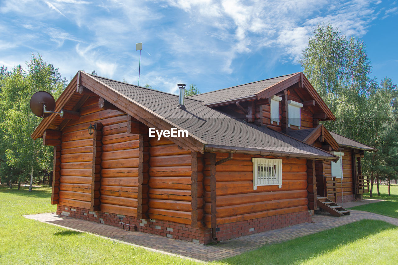 VIEW OF COTTAGE ON FIELD AGAINST SKY