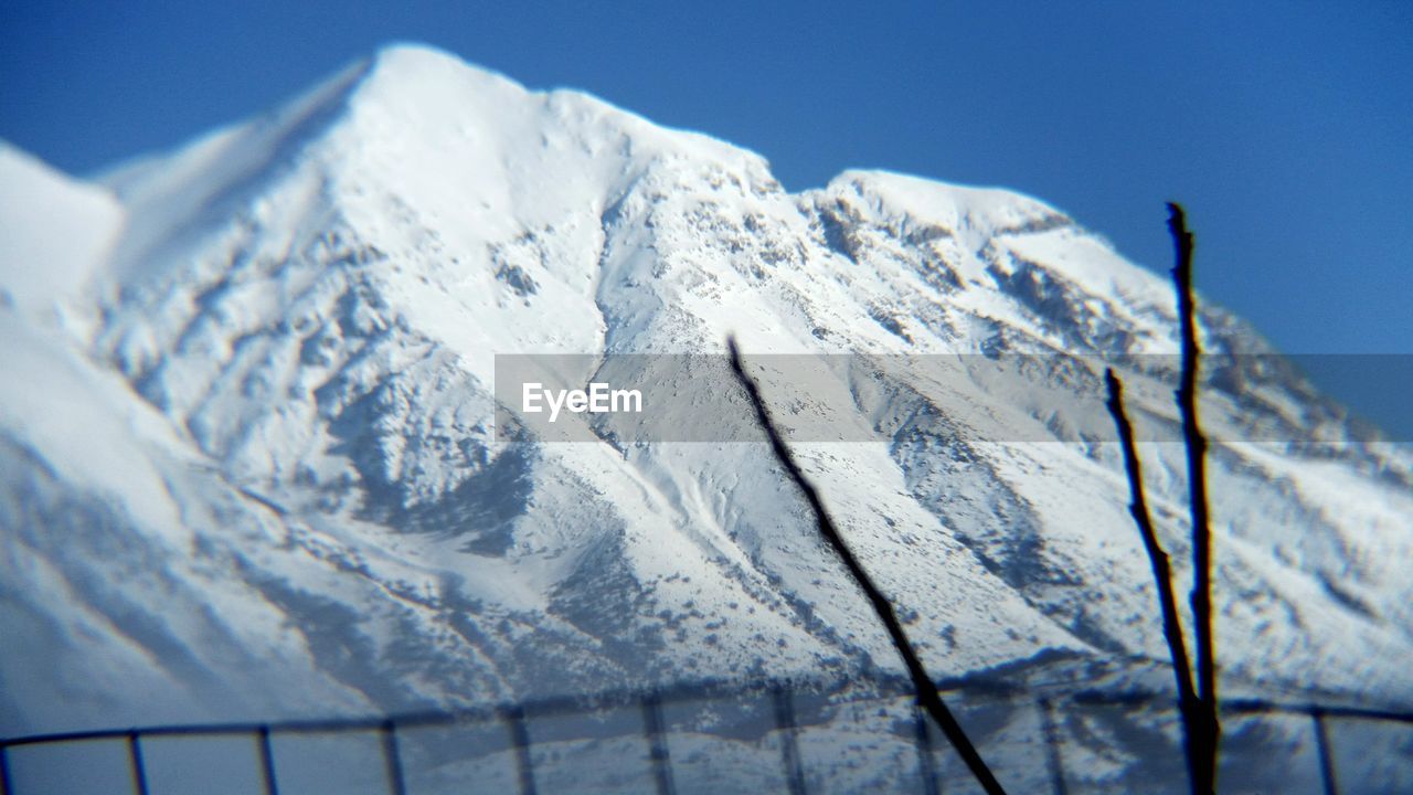 CLOSE-UP OF SNOW ON MOUNTAIN