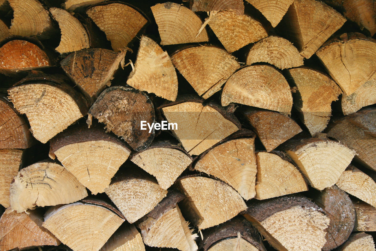 FULL FRAME SHOT OF LOGS IN WOODEN LOG