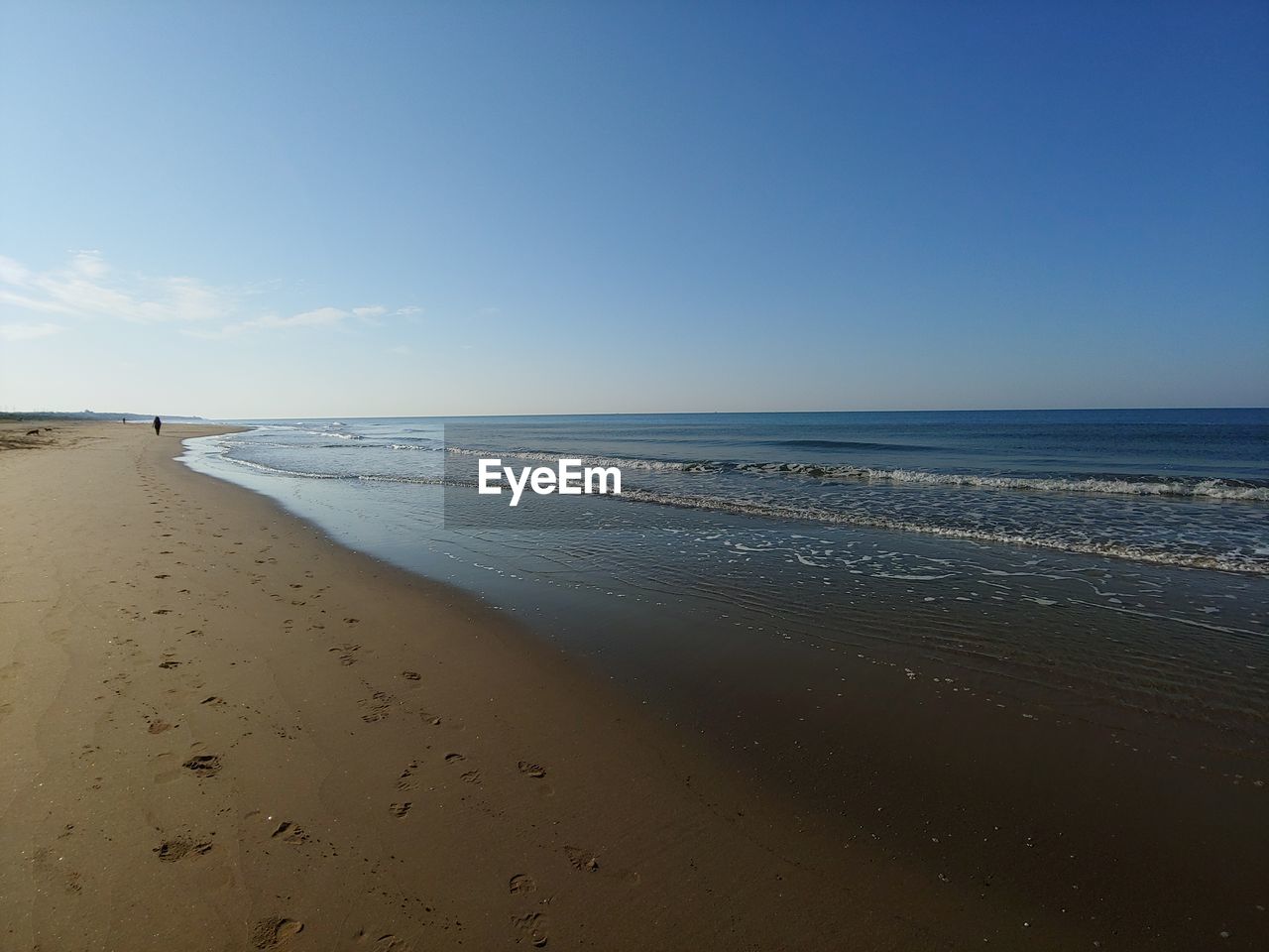 SCENIC VIEW OF SEA AGAINST BLUE SKY