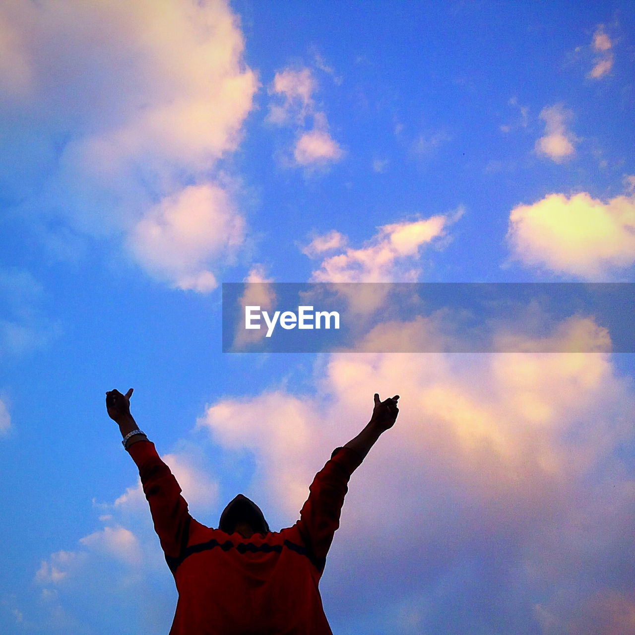 LOW ANGLE VIEW OF STATUE AGAINST CLOUDY SKY