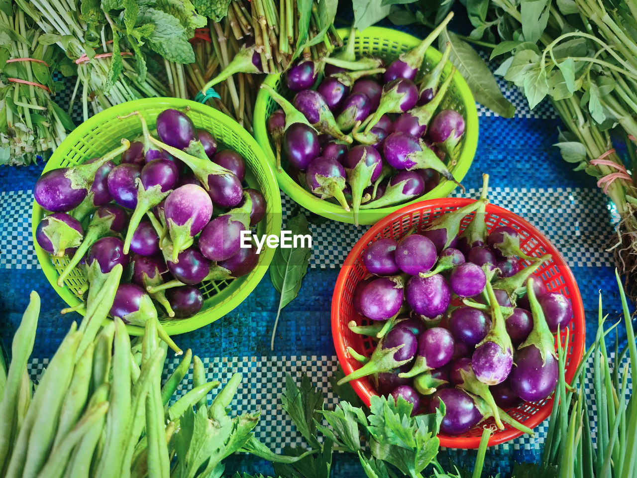 HIGH ANGLE VIEW OF VARIOUS VEGETABLES IN BASKET