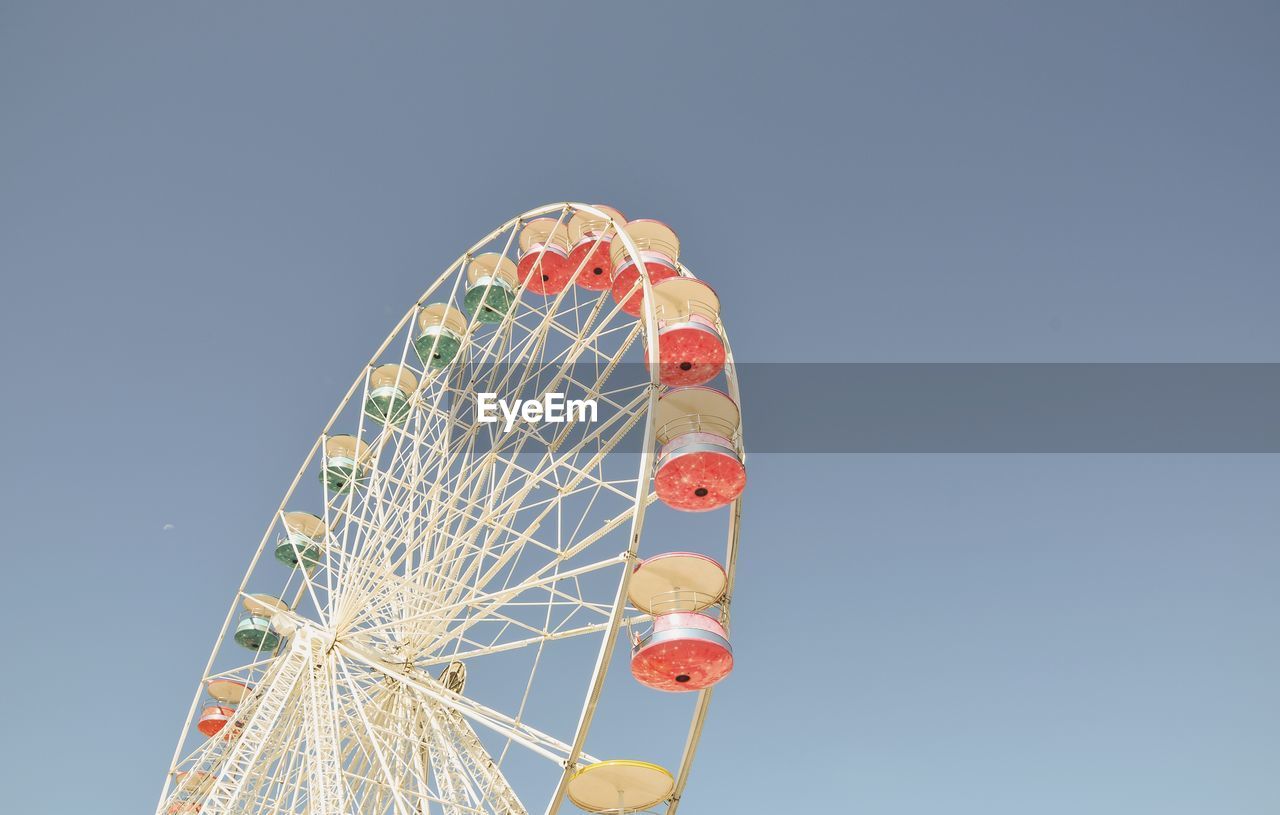 LOW ANGLE VIEW OF FERRIS WHEEL AGAINST SKY