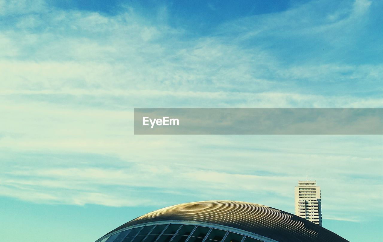 LOW ANGLE VIEW OF MODERN BUILDING AGAINST SKY