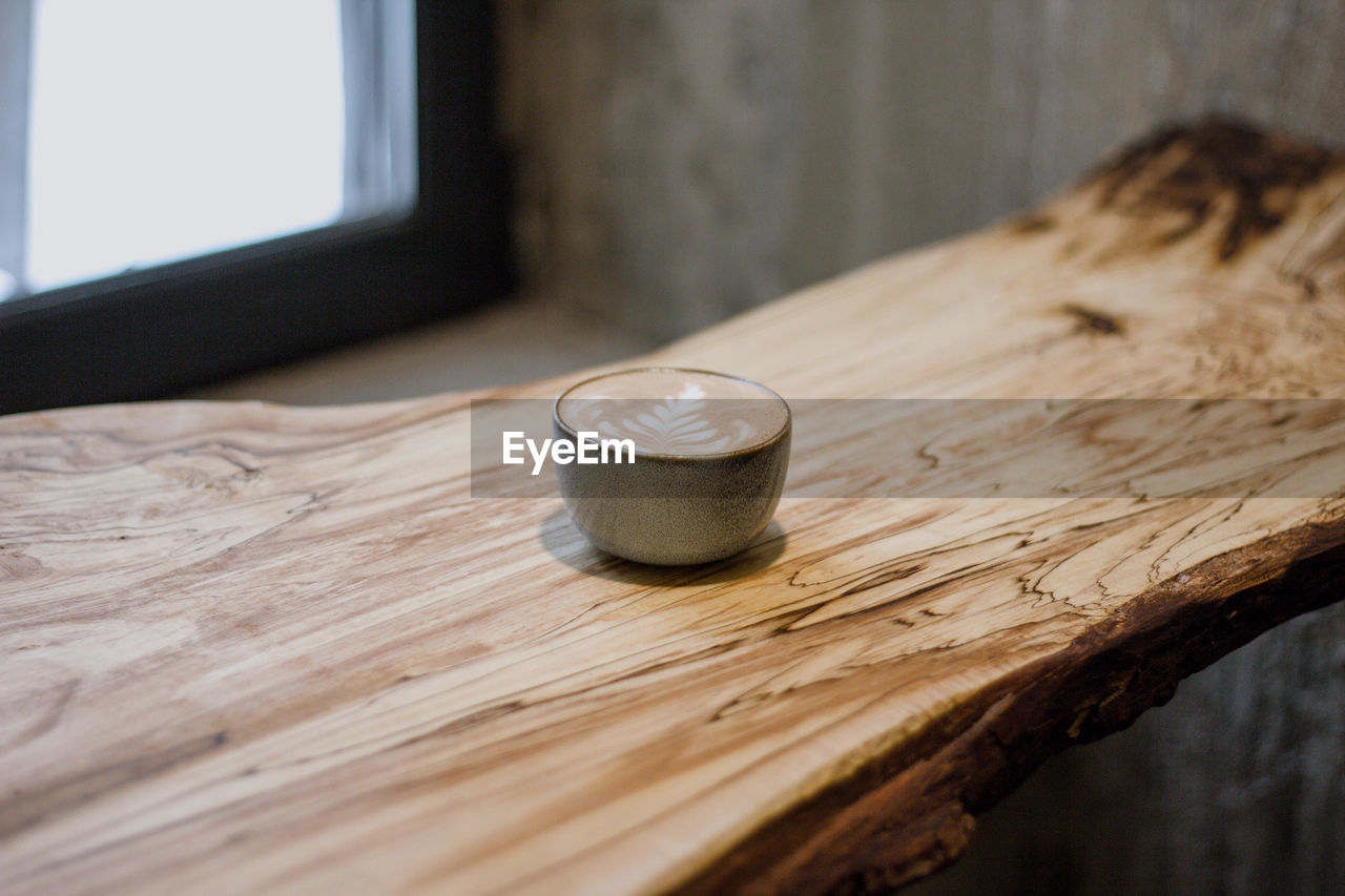 CLOSE-UP OF COFFEE CUP WITH TEA ON TABLE