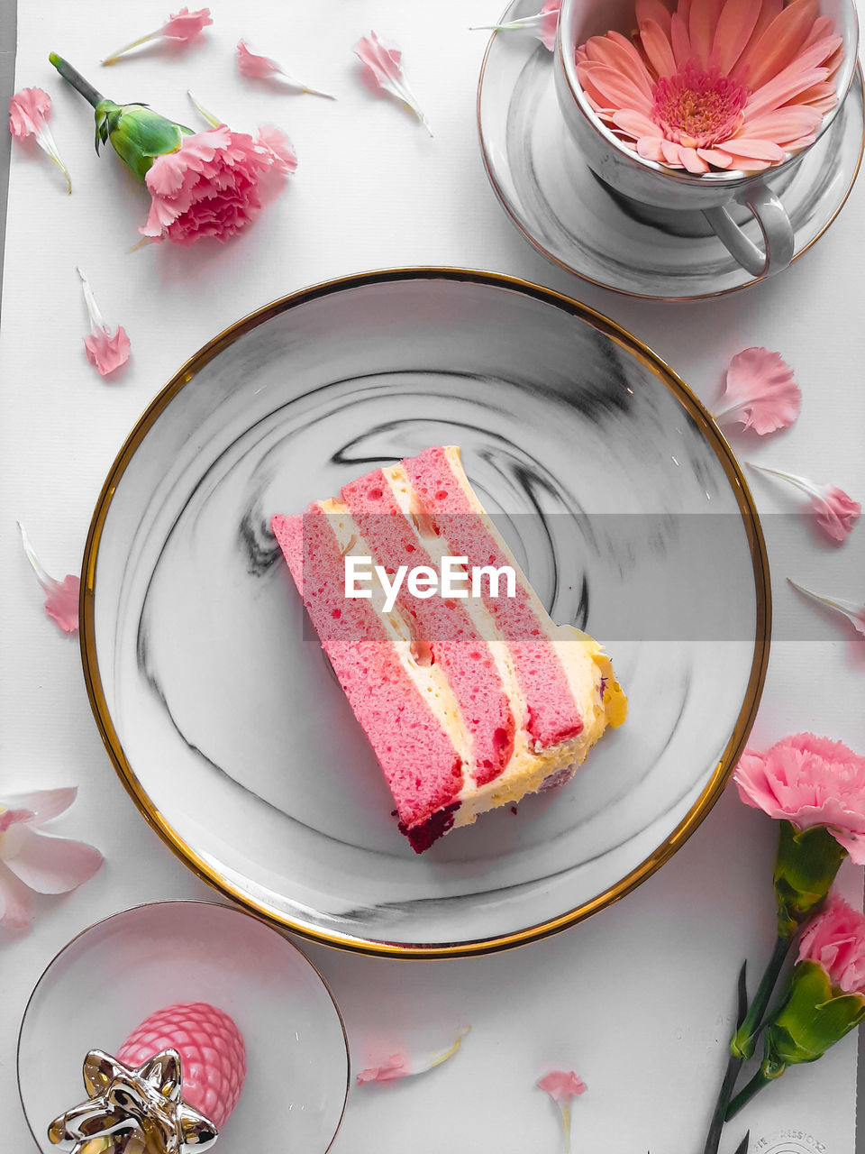 HIGH ANGLE VIEW OF CAKE ON PLATE