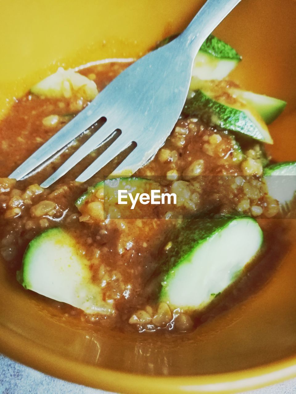 CLOSE-UP OF FOOD ON PLATE