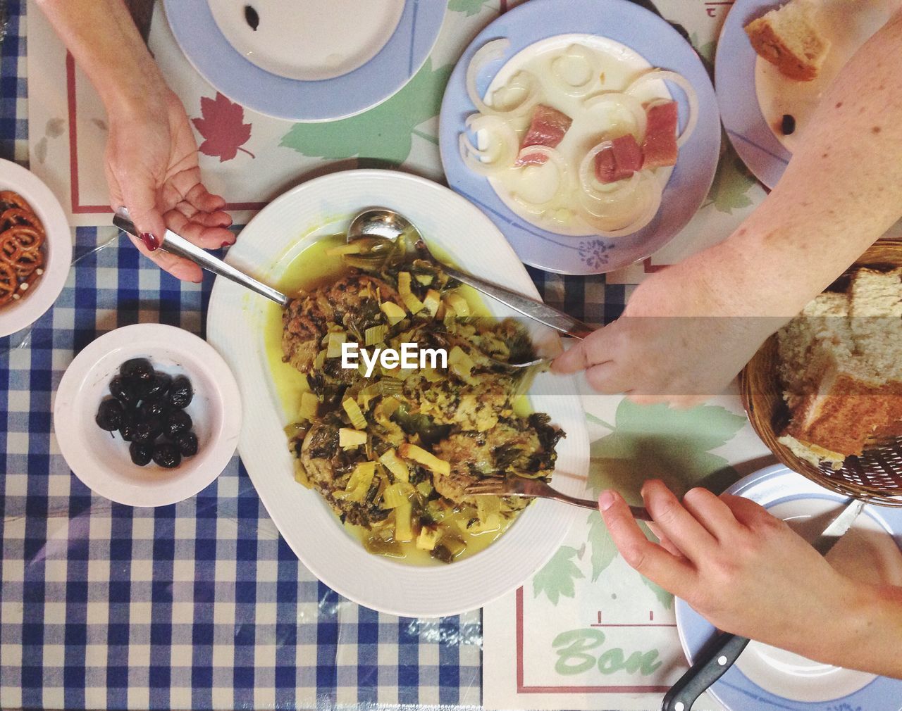 CLOSE-UP OF HAND HOLDING FOOD