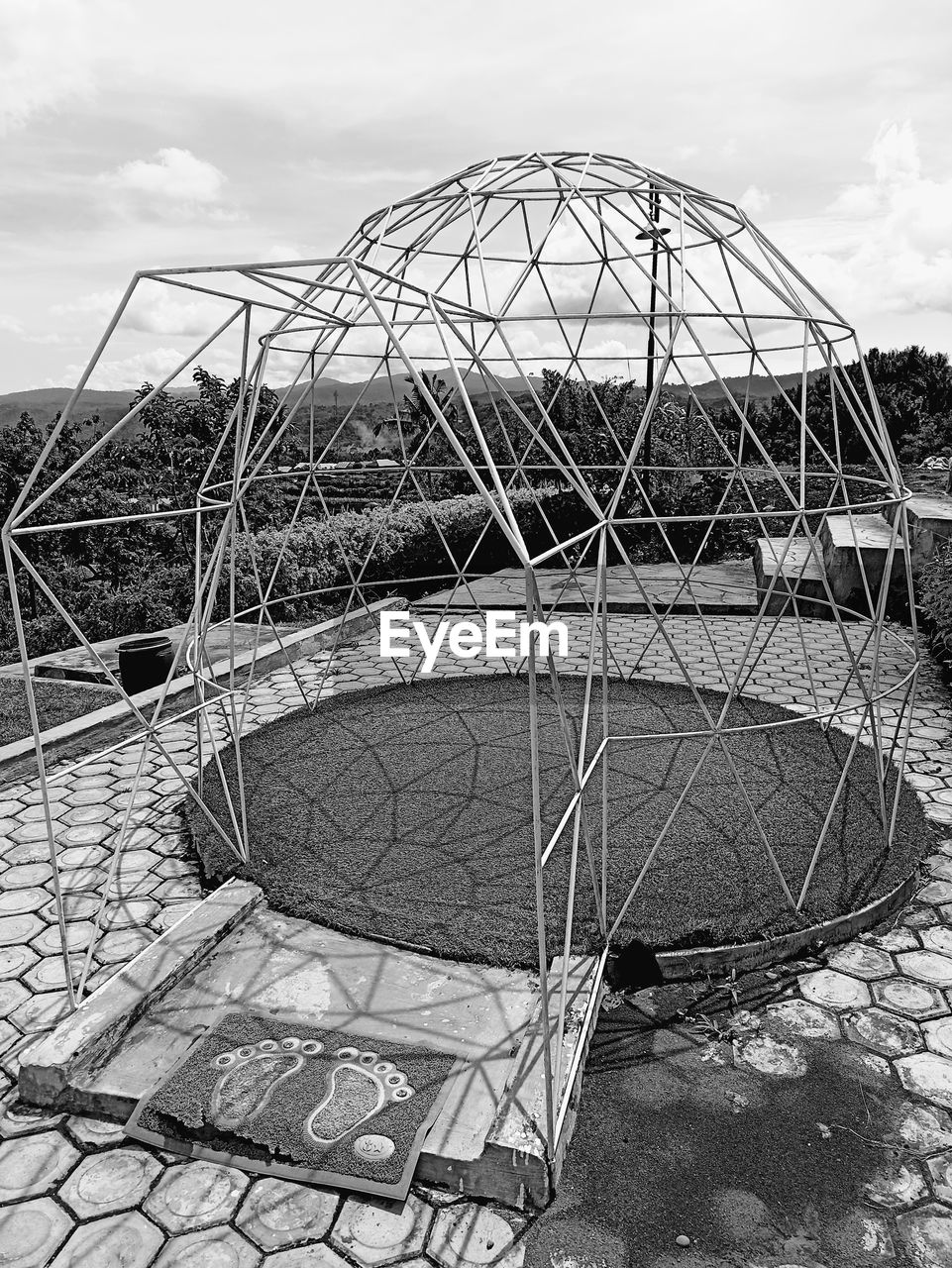 black and white, dome, monochrome, sky, monochrome photography, architecture, nature, no people, cloud, built structure, day, outdoors, radio telescope, metal, amusement park ride, stadium, arts culture and entertainment, amusement park