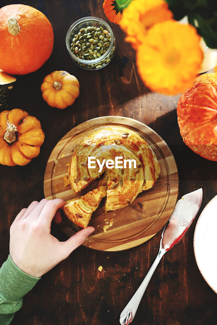 DIRECTLY ABOVE SHOT OF PERSON HOLDING FOOD