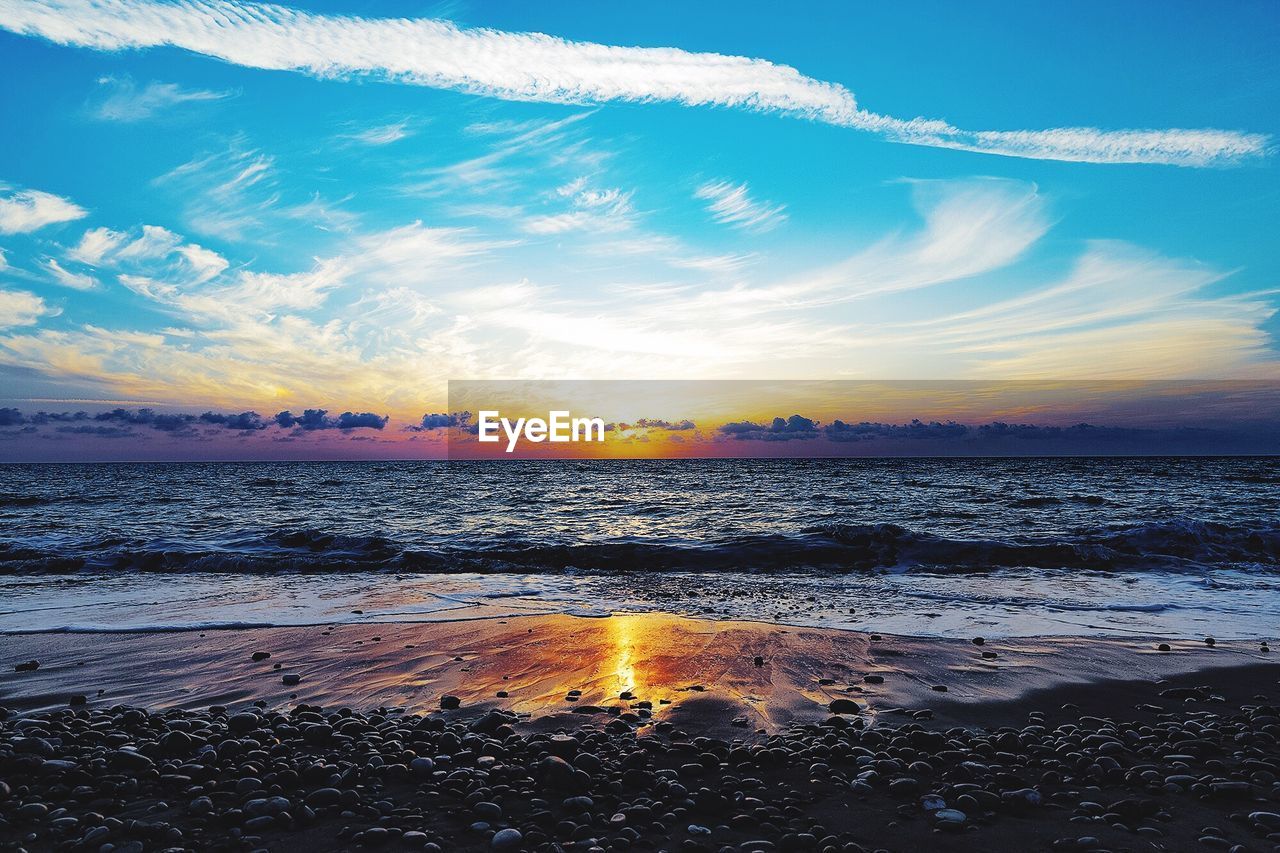 SCENIC VIEW OF DRAMATIC SKY OVER SEA