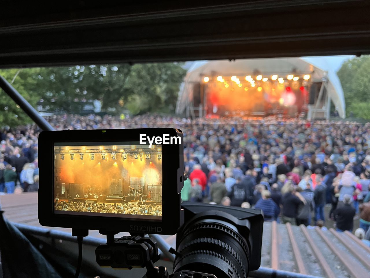 Blick von foh auf bühne bei open air konzert, schärfe auf vordergrund mit kamera monitor.