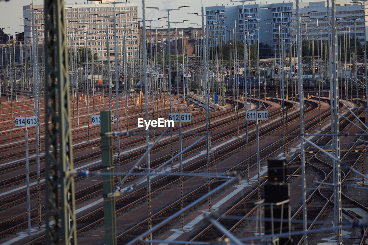 HIGH ANGLE VIEW OF TRAIN ON RAILROAD TRACKS