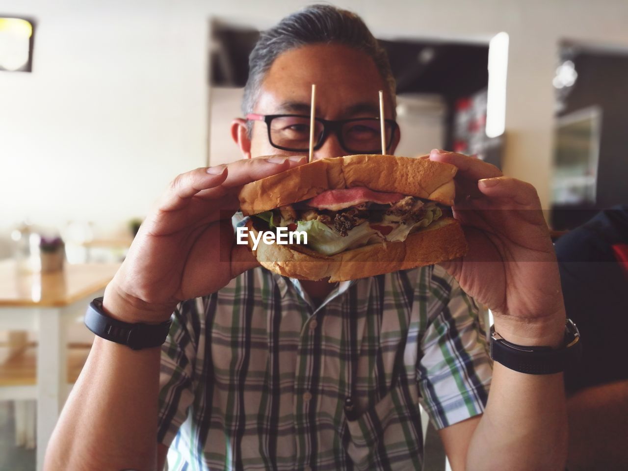 PORTRAIT OF MAN EATING FOOD