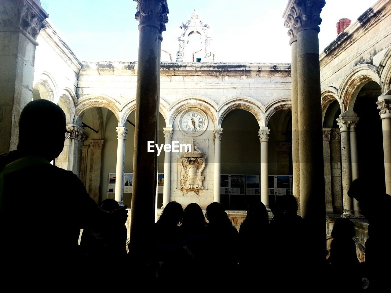 TOURISTS IN FRONT OF HISTORICAL BUILDING